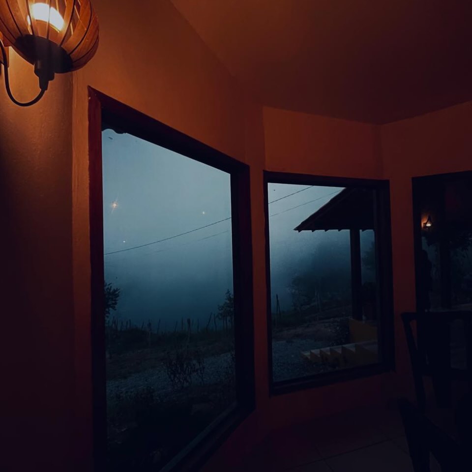 Casa à noite com neblina